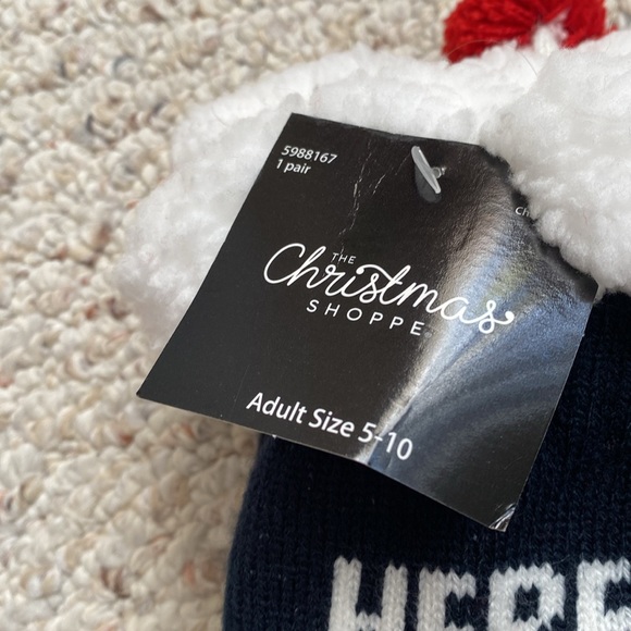 Christmas shoppe “ here for the snacks “ santa cabin socks fuzzy cozy Sherpa new - Picture 3 of 7